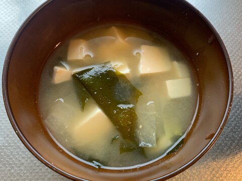 豆腐とわかめと白菜の味噌汁